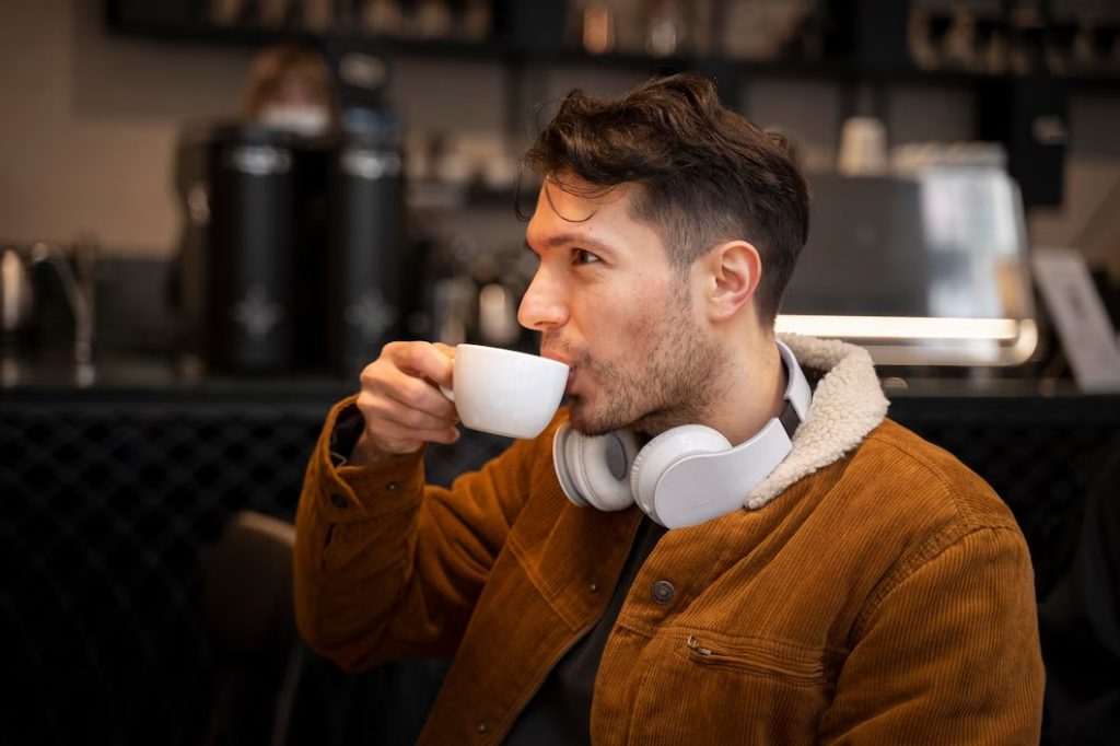 مردی در حال نوشیدن قهوه
